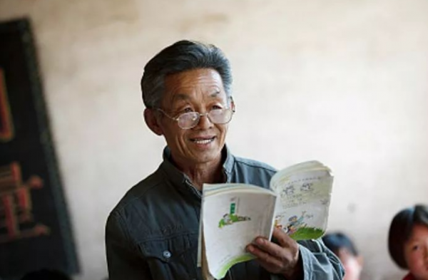 他因與毛澤東太像，被葉劍英欽點出演“毛主席”，李訥見他後痛哭