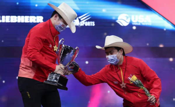 這屆世乒賽是喜劇大賽!樊振東被獎盃砸頭,王楚欽戴不上牛仔帽 這屆世乒賽是喜劇大賽!樊振東被獎盃砸頭,王楚欽戴不上牛仔帽