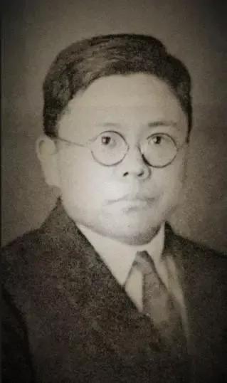 他是首位在文章裡使用“她”字的詩人，康白情的那些故事