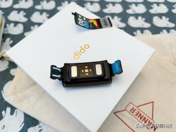 心電、血壓都能監測的手環，dido Y2上手：足夠實用才不會被閒置