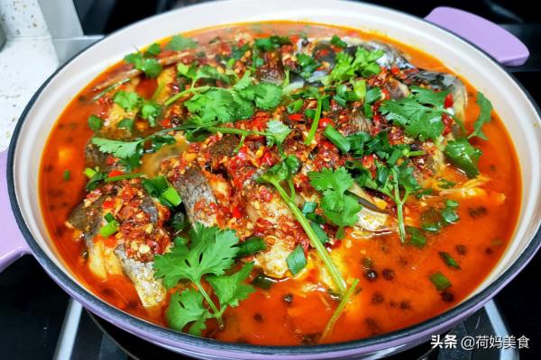 降溫了，在家秘製一鍋魚頭煲，鮮香入味又下飯，上桌夫妻倆搶著吃