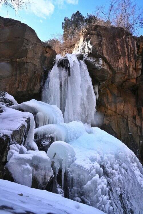 晶瑩剔透瑰麗奪目！元旦假期打卡彩石溪冰瀑