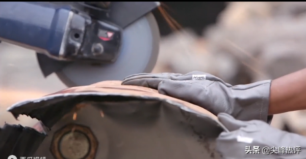 非洲父親花所有積蓄買25個鐵桶,為18歲兒子建了一間新房 非洲父親花所有積蓄買25個鐵桶,為18歲兒子建了一間新房