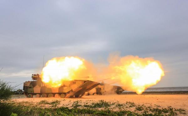 搶灘火力孰強？105MM火炮對12.7MM機槍，中美兩棲戰車火力對比