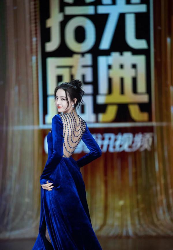 2021迪麗熱巴紅毯造型，突破自己美不停