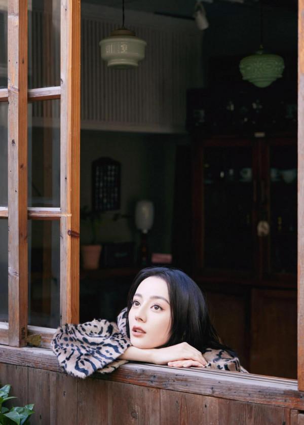 迪麗熱巴最新造型，豹紋矚目