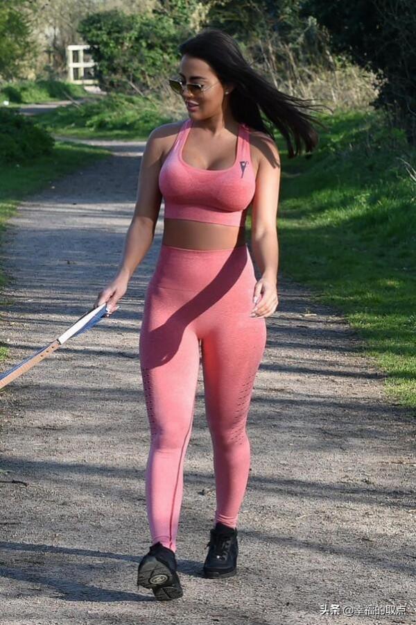 亞茲明·烏赫盧(Yazmin Oukhellou)出來遛狗,有著不一般的魅力 亞茲明·烏赫盧(Yazmin Oukhellou)出來遛狗,有著不一般的魅力