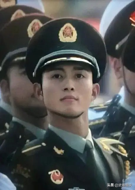 這才是中國軍人：緊握刺刀，目視前方，鋼鐵雄師，志在東方