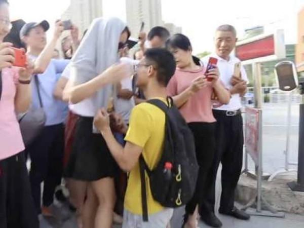 2019年，安徽孝子王恆傑，高考後跪地謝母，主動放棄985大學