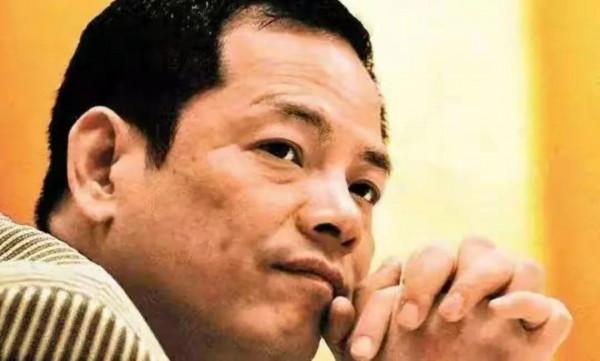 成龍曾在澳門賭場得罪“崩牙駒”，被14K包圍後，幸得賭王解救