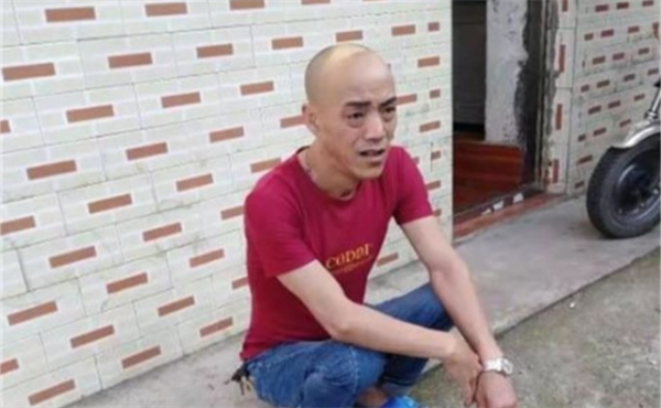 被坑慘了的“光頭強”:住別墅、娶嬌妻是假,如今跑摩的撫養養女 被坑慘了的“光頭強”:住別墅、娶嬌妻是假,如今跑摩的撫養養女