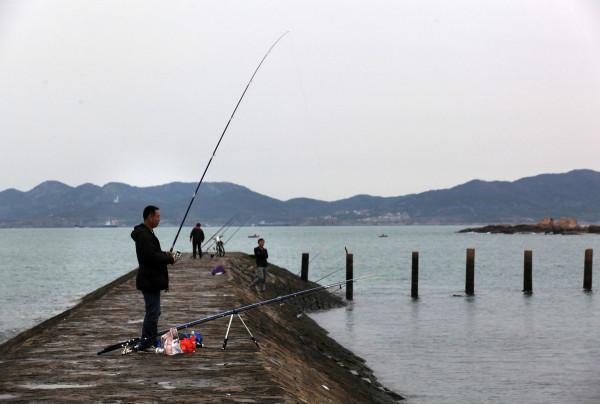 冬天野釣，釣浮還是釣底，這事還真得好好掰扯才能說清楚