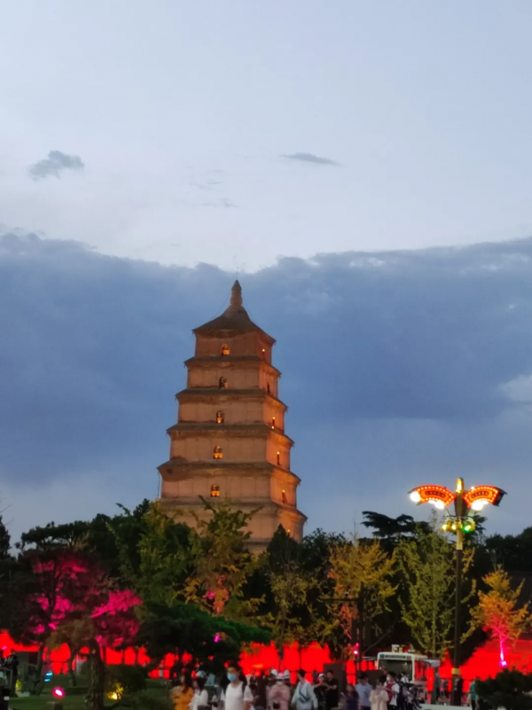 來西安的大唐不夜城之前，我這輩子沒見過那麼多的人