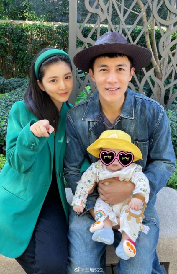 王燦曬全家福慶中秋,杜淳懷抱5個月大女兒,一臉慈父笑好幸福 王燦曬全家福慶中秋,杜淳懷抱5個月大女兒,一臉慈父笑好幸福