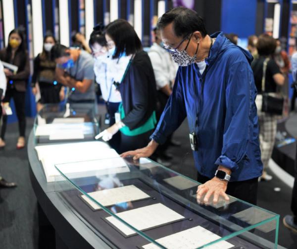 許冠英去世10年!許冠文與其畫像合影引淚目,曾後悔對弟弟太嚴厲 許冠英去世10年!許冠文與其畫像合影引淚目,曾後悔對弟弟太嚴厲