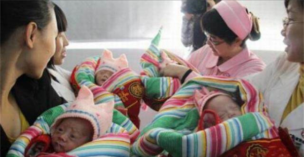 她拒絕減胎，冒著風險產下4胞胎，今全家幫忙帶娃的場景讓人羨慕