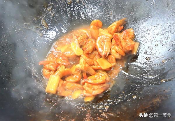 這才是油燜大蝦的家常做法，色澤金黃，鮮嫩滑口，味道不輸飯店