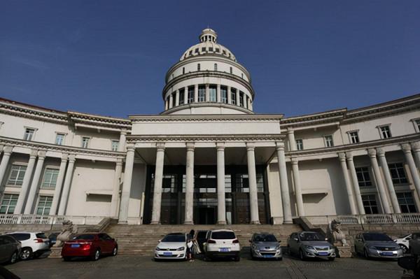 無錫一奇葩建築，模樣神似美國白宮，現卻荒廢雜草叢生成停車場