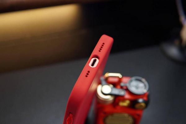 這次我搭配了同款毛利蘭的紅色Magsafe手機殼