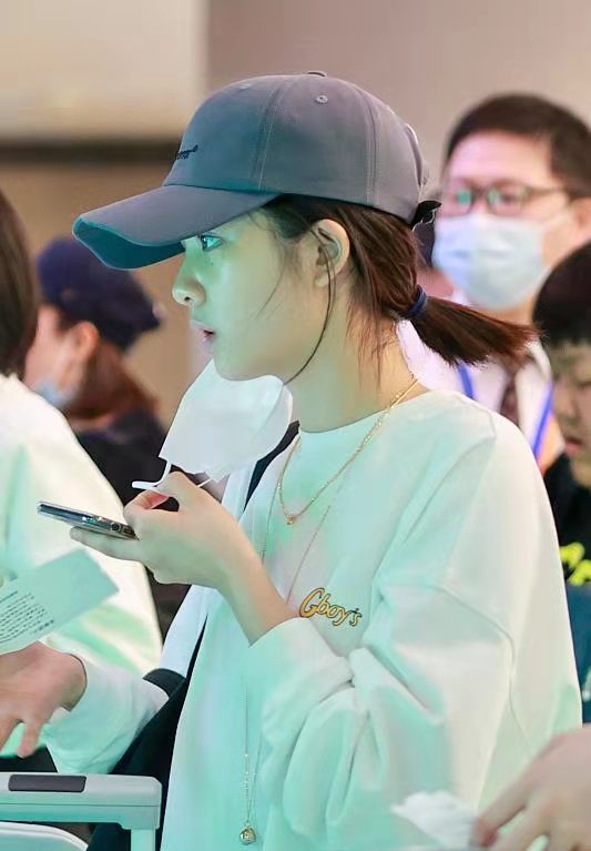 黃磊15歲大女兒獨自走機場,穿男友風衛衣顯文藝範,黑眼圈好明顯 黃磊15歲大女兒獨自走機場,穿男友風衛衣顯文藝範,黑眼圈好明顯