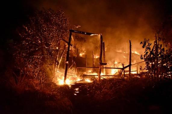 天空被火光映紅!希臘一難民營地突發大火,數百人被疏散 天空被火光映紅!希臘一難民營地突發大火,數百人被疏散