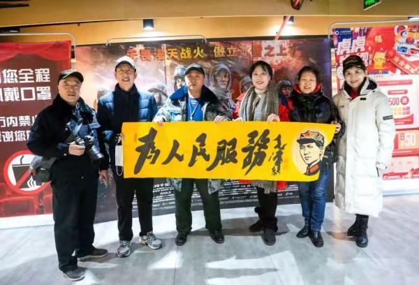 &OpenCurlyDoubleQuote;萬歲軍&rdquo;後代徐魯梅為軍品大王簽名&OpenCurlyDoubleQuote;弘揚偉大的抗美援朝精神&rdquo;