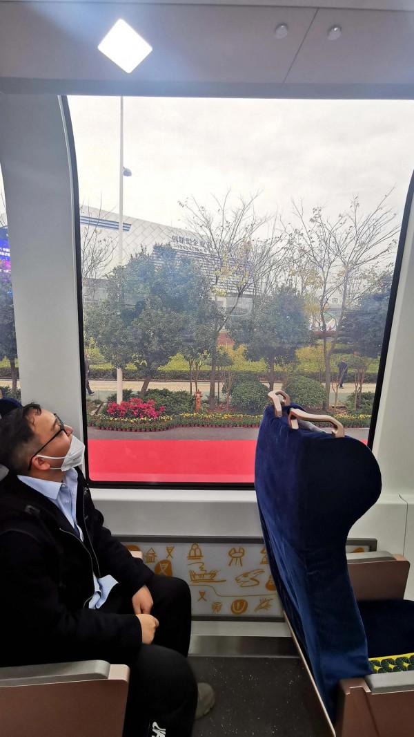 全球首列全景觀光列車裝上福耀可調光側窗