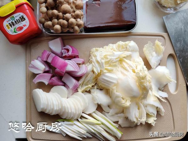 自制韓式部隊火鍋，食材搭配豐富靈活，簡直是冬日裡的一股暖流