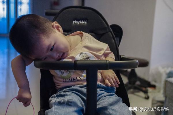 這樣的孩子一般活不過2歲，但她卻用稚嫩的肩膀頑強抗爭著