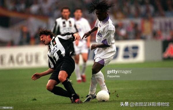 22歲兩奪歐冠，因荷蘭隊內訌失去皇馬主力位置，2400萬歐加盟國米