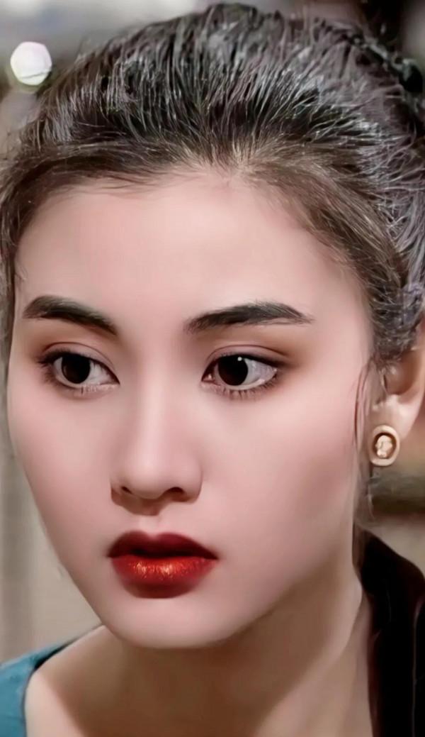 1988年&OpenCurlyDoubleQuote;香港小姐&rdquo;冠軍李嘉欣，傾世容顏真是驚為天人，美到極致
