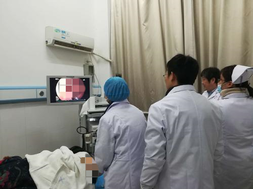 嘩嘩的腳鐐聲,讓醫生難以專心麻醉 嘩嘩的腳鐐聲,讓醫生難以專心麻醉