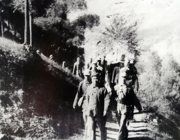 前有大河，後有胡宗南追兵，生死關頭毛澤東卻淡定道：給我一支菸