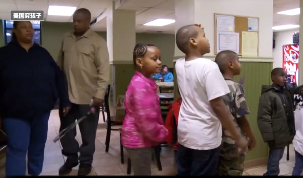 英國拍下美國窮人的真實生活：吃不飽飯，門口就是土地卻不能種