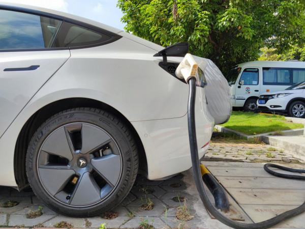 特斯拉model3分享：家用車不建議，但能取悅自己