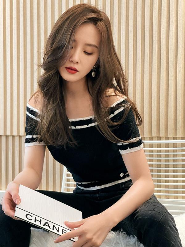 劉詩詩黑色修身禮服小露香肩 波浪捲髮映襯精緻眉眼氣質超然