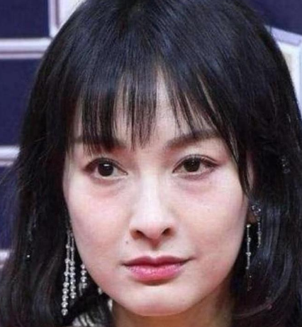 男偶像為了變白簡直拼了，劉宇拔腿毛，他們被曝要求塗最白的粉底