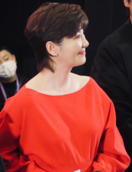 54歲徐帆出席活動現場落淚！多次轉身用紙擦淚，穿紅裙膚白不顯老