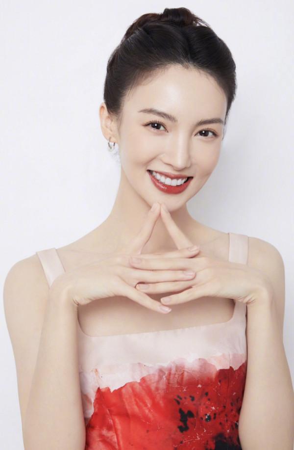 既不好看也不難看的女明星：程瀟素顏更清純，金晨笑容太僵硬