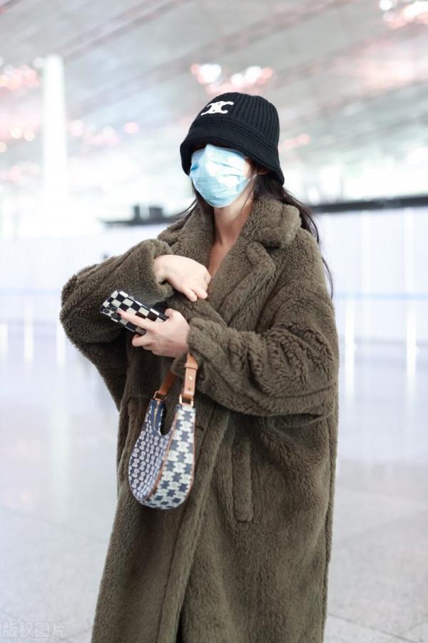林允這麼怕冷？穿青綠色絨大衣搭配長筒靴時尚又保暖