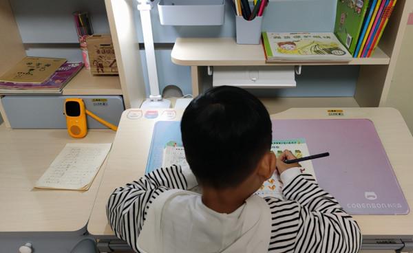 COBENSON科貝森兒童學習桌椅：安全可調節，給孩子帶來好學習習慣