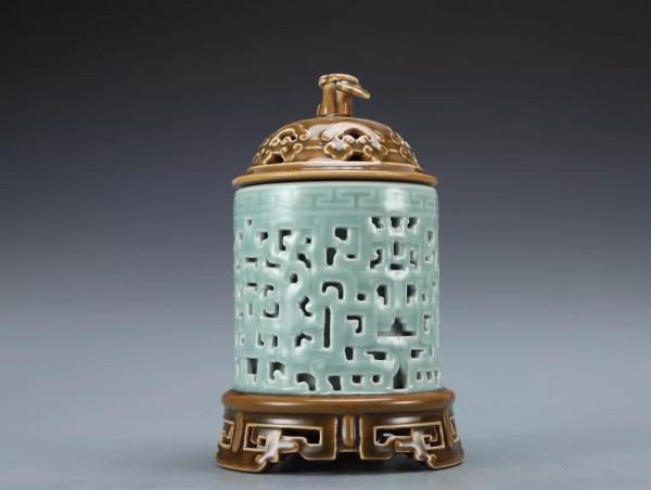 清-乾隆單色釉鏤空龍紋香薰爐規格：高18.4cm 寬11cm