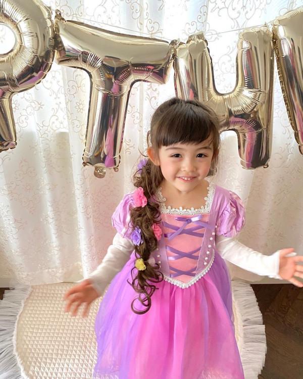 5歲就顏值拔群！小蘿莉神還原《鬼滅》禰豆子，超天然大眼萌翻