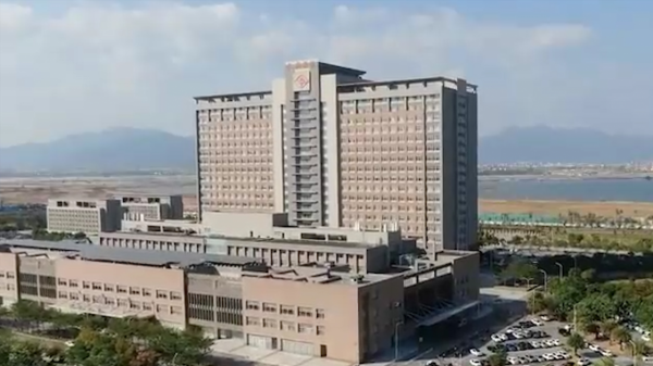 有人長六根手指，有人長兩顆腦袋，但你聽過人的頭上可以長貝殼嗎