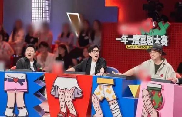 47歲黃渤現身小鎮菜市場,賣橙子動作熟練,佟麗婭氣質太出眾 47歲黃渤現身小鎮菜市場,賣橙子動作熟練,佟麗婭氣質太出眾