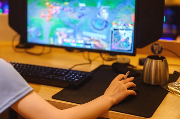 陪玩，將自己持續&OpenCurlyDoubleQuote;出售&rdquo;