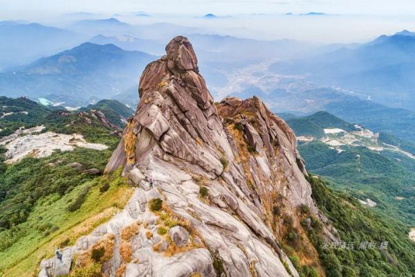 紅楓映襯下的廣東雲髻山，奇峰俊秀怪石嶙峋值得挑戰