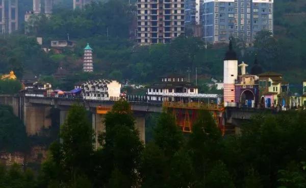 橋上修房子，稀奇不？