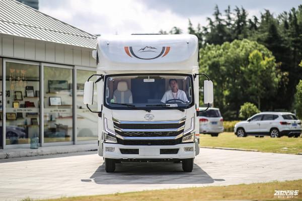 2張大床、2個廚房！實拍宇晨網紅四號大額頭輕卡房車