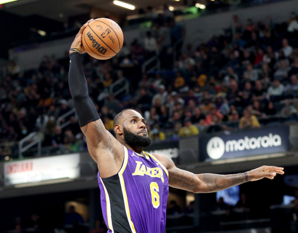 女球迷嘲諷詹皇愛哭寶寶被趕走！勒布朗關鍵球轟17分，送雙重打臉